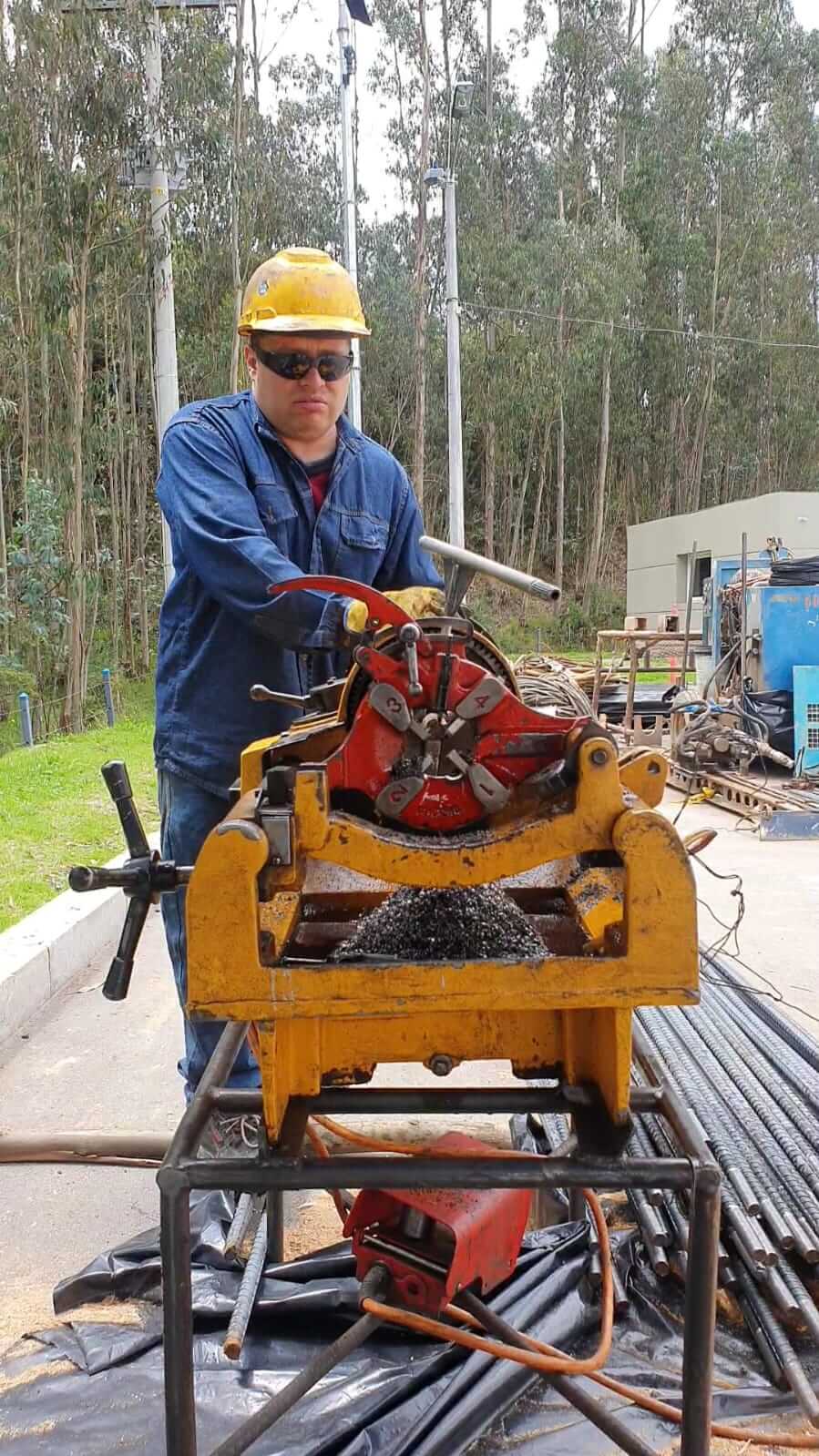 Proceso de roscado de varillas corrugadas en Colombia